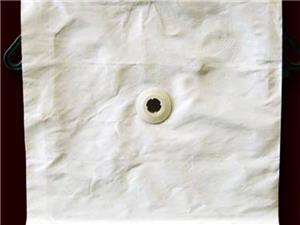 在安裝過(guò)程中，應(yīng)注意工業(yè)濾布和濾板之間沒(méi)有異物或大的污泥顆粒